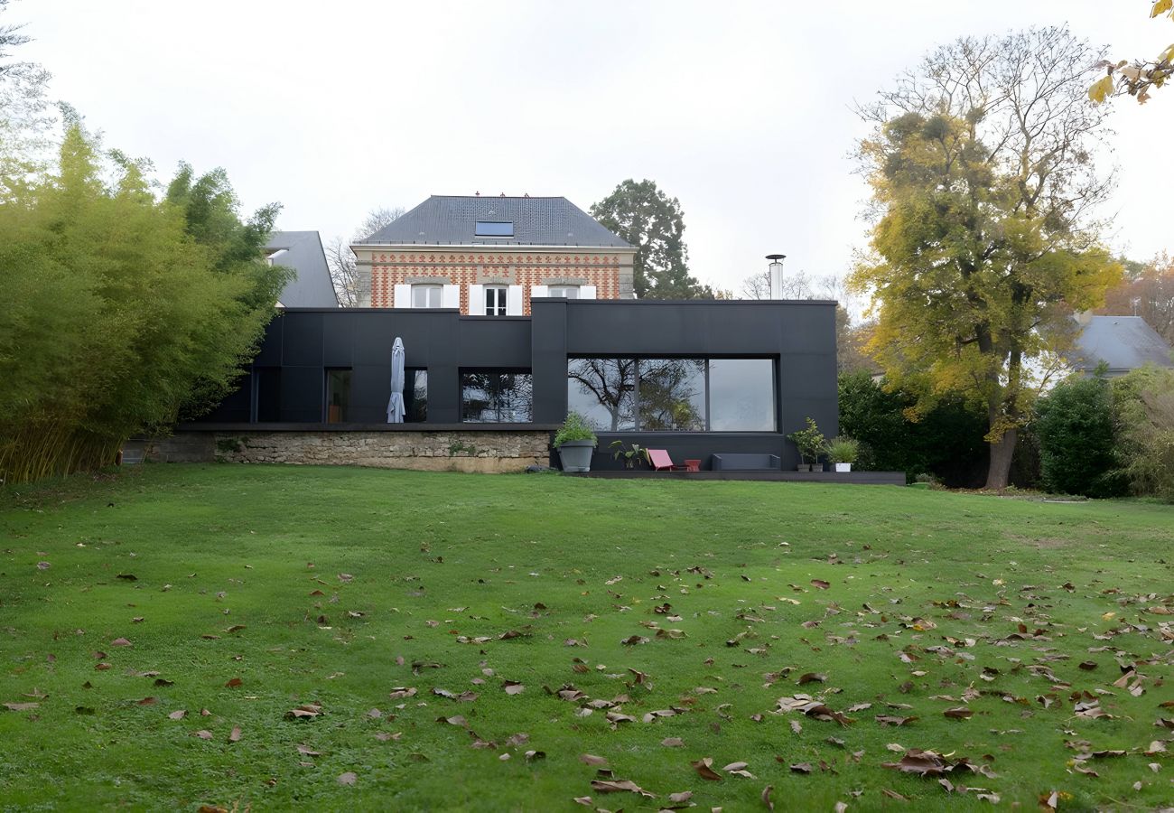 Fachada moderna y espaciosa de la Villa d'Isaac, vista desde el jardín