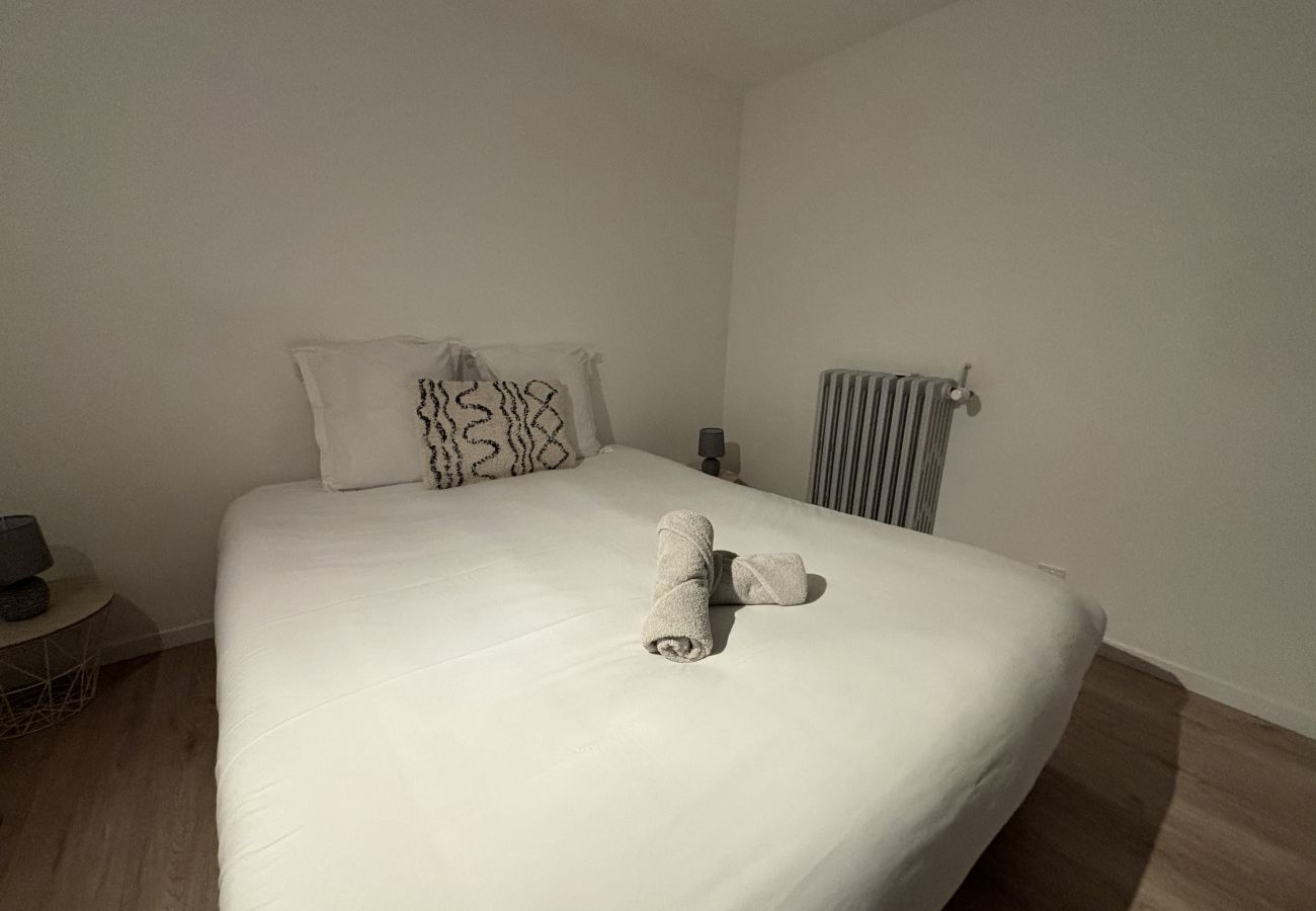 Appartement à Ecommoy - L' Accueil des Pilotes - Gare - 13 p - Maison Rêve
