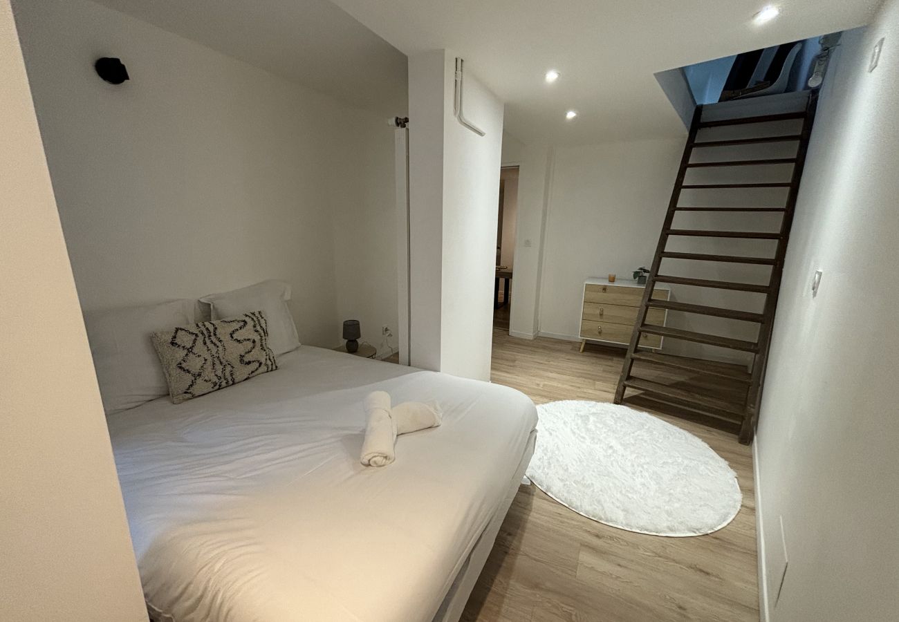 Appartement à Ecommoy - L' Accueil des Pilotes - Gare - 13 p - Maison Rêve