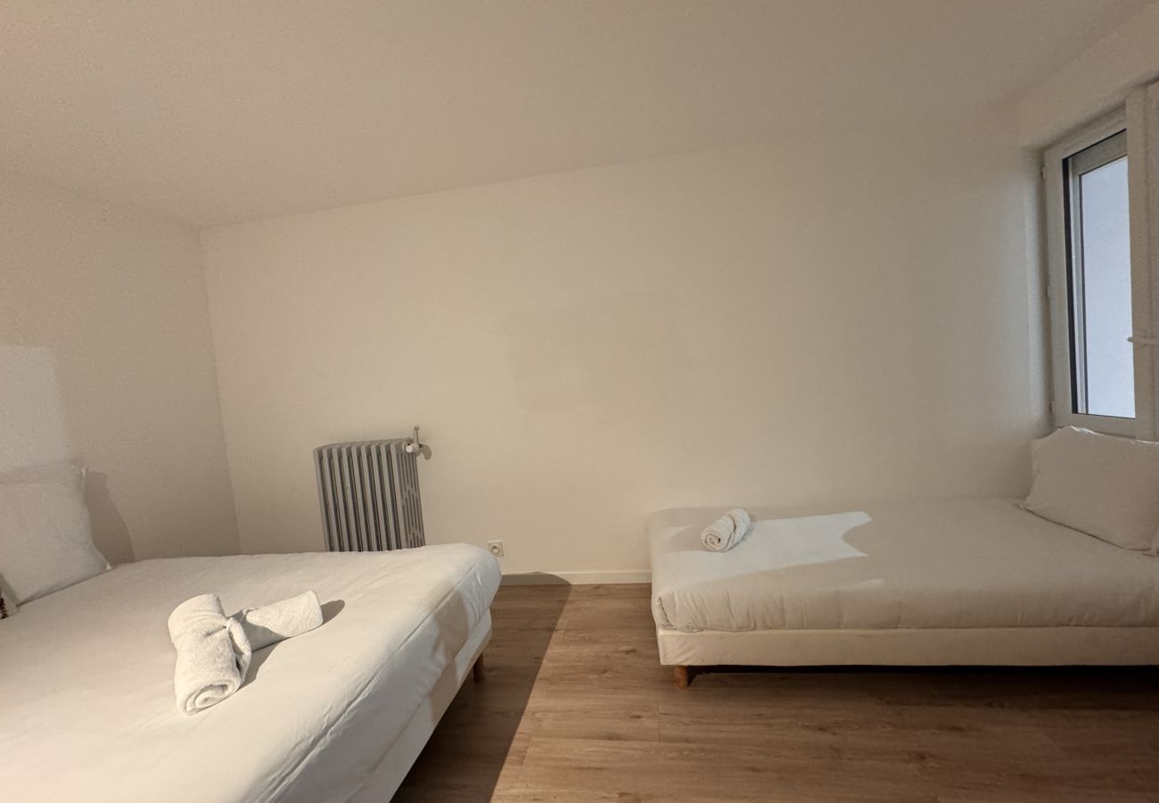 Apartment in Ecommoy - L' Accueil des Pilotes - Gare - 13 p - Maison Rêve