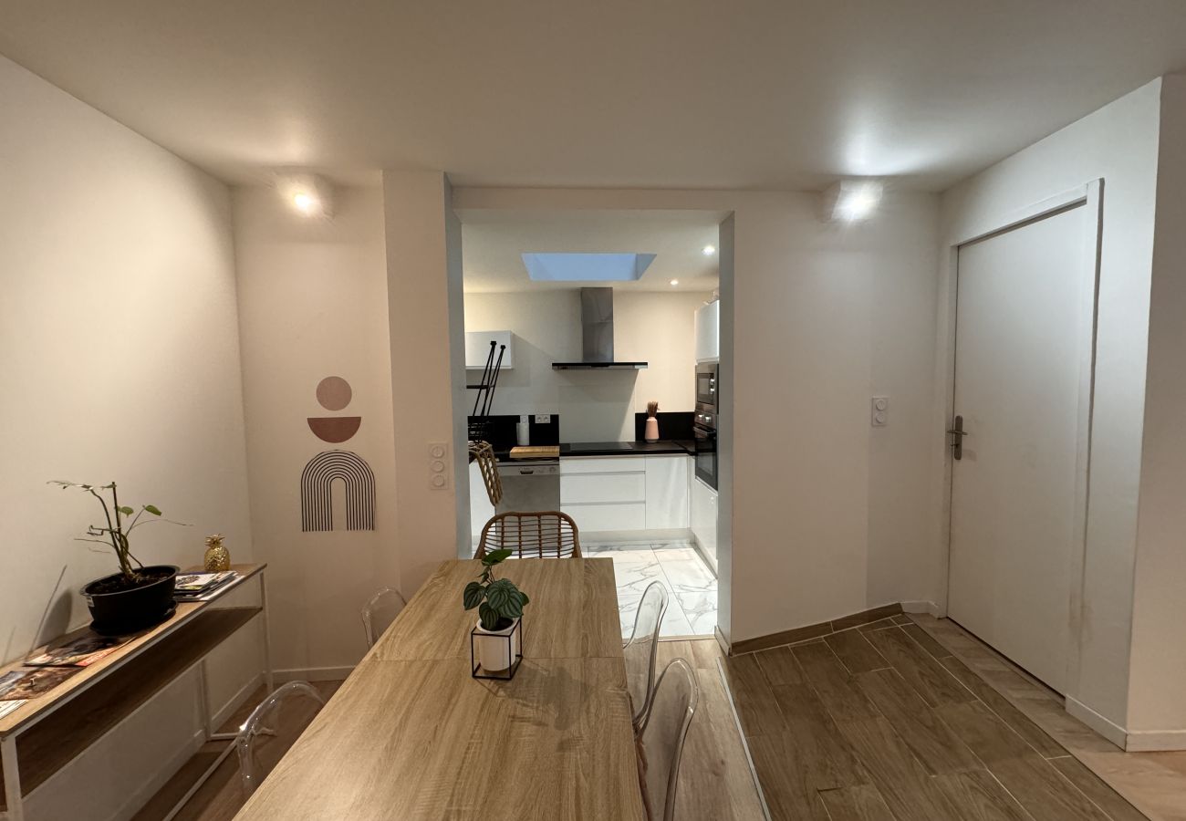 Apartment in Ecommoy - L' Accueil des Pilotes - Gare - 13 p - Maison Rêve