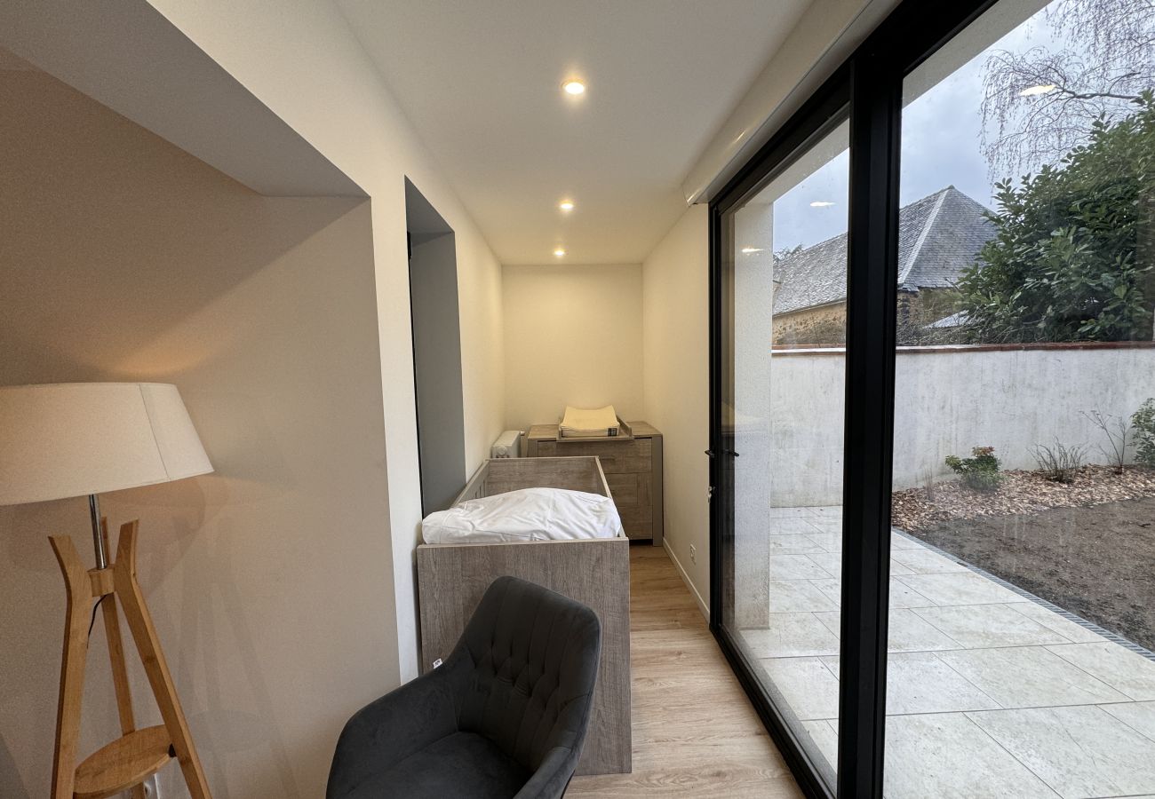 Apartment in Ecommoy - L' Accueil des Pilotes - Gare - 13 p - Maison Rêve