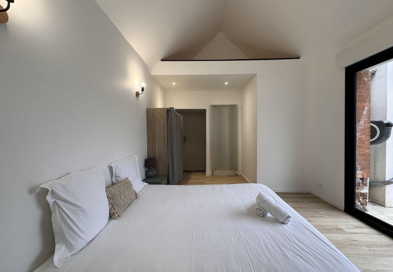 Apartment in Ecommoy - L' Accueil des Pilotes - Gare - 13 p - Maison Rêve