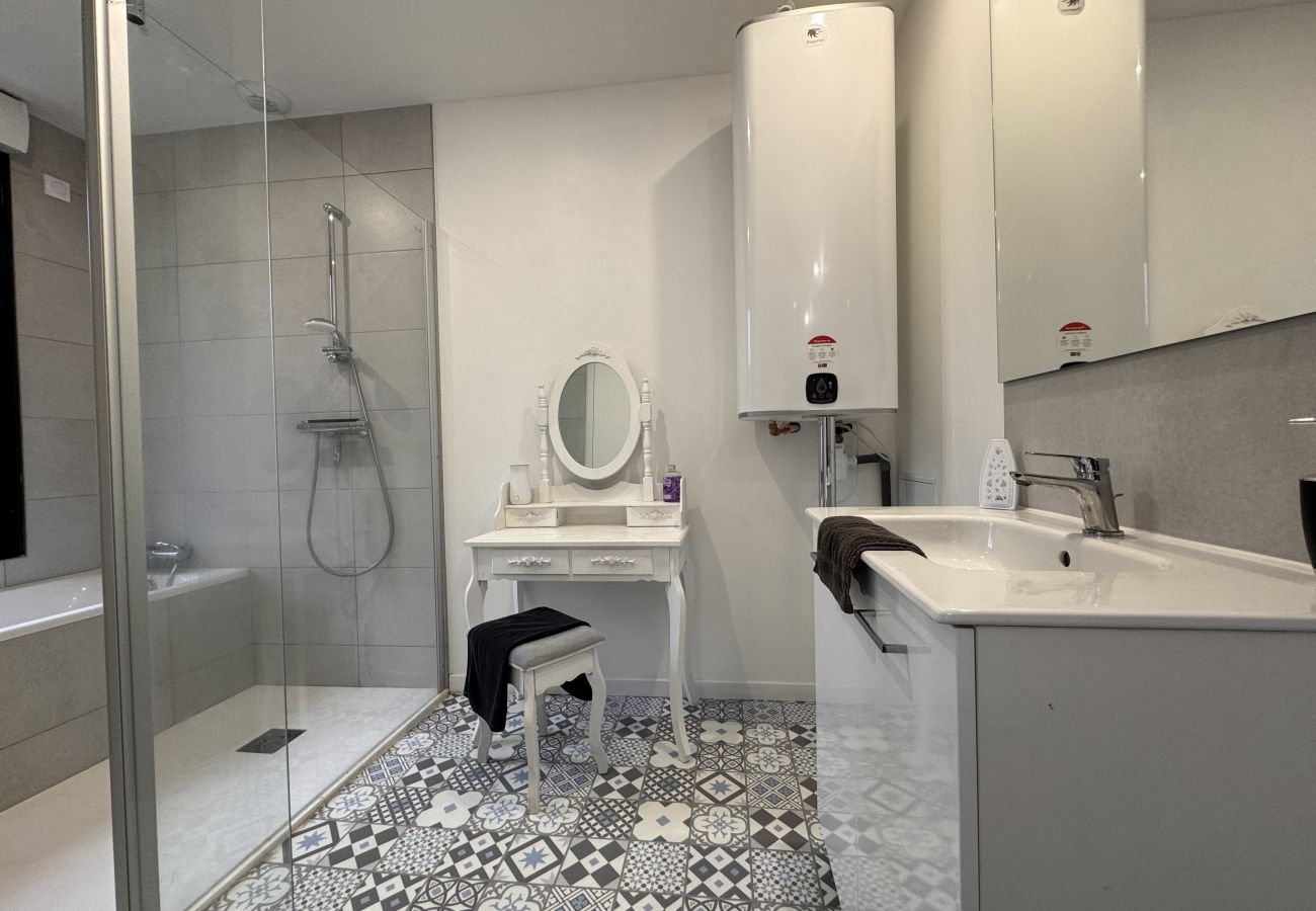 Apartment in Ecommoy - L' Accueil des Pilotes - Gare - 13 p - Maison Rêve