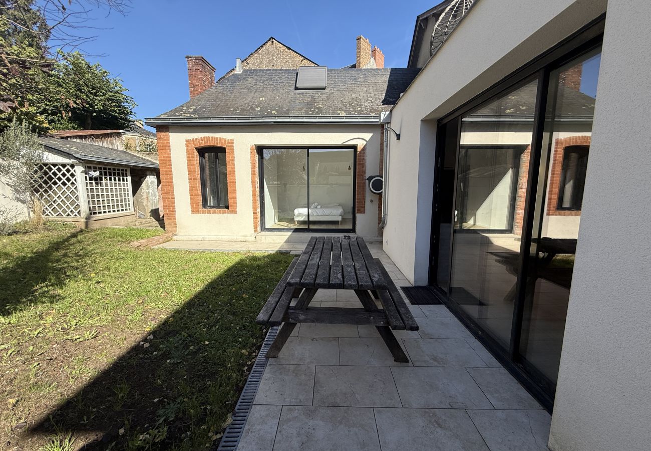 Apartment in Ecommoy - L' Accueil des Pilotes - Gare - 13 p - Maison Rêve